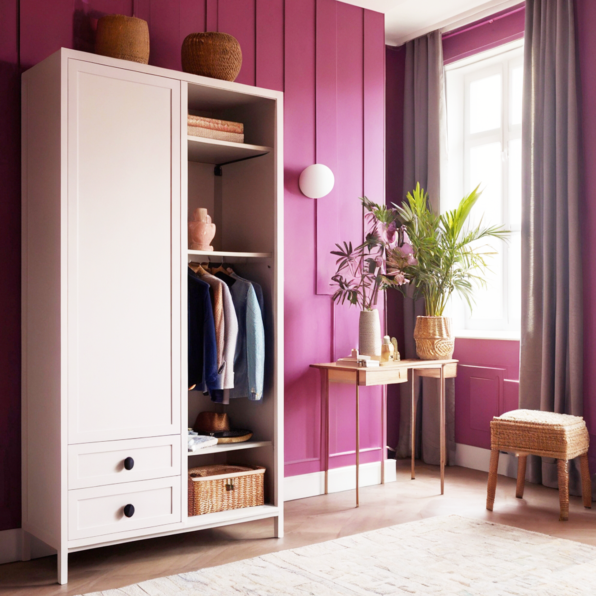hot lips painted bedroom